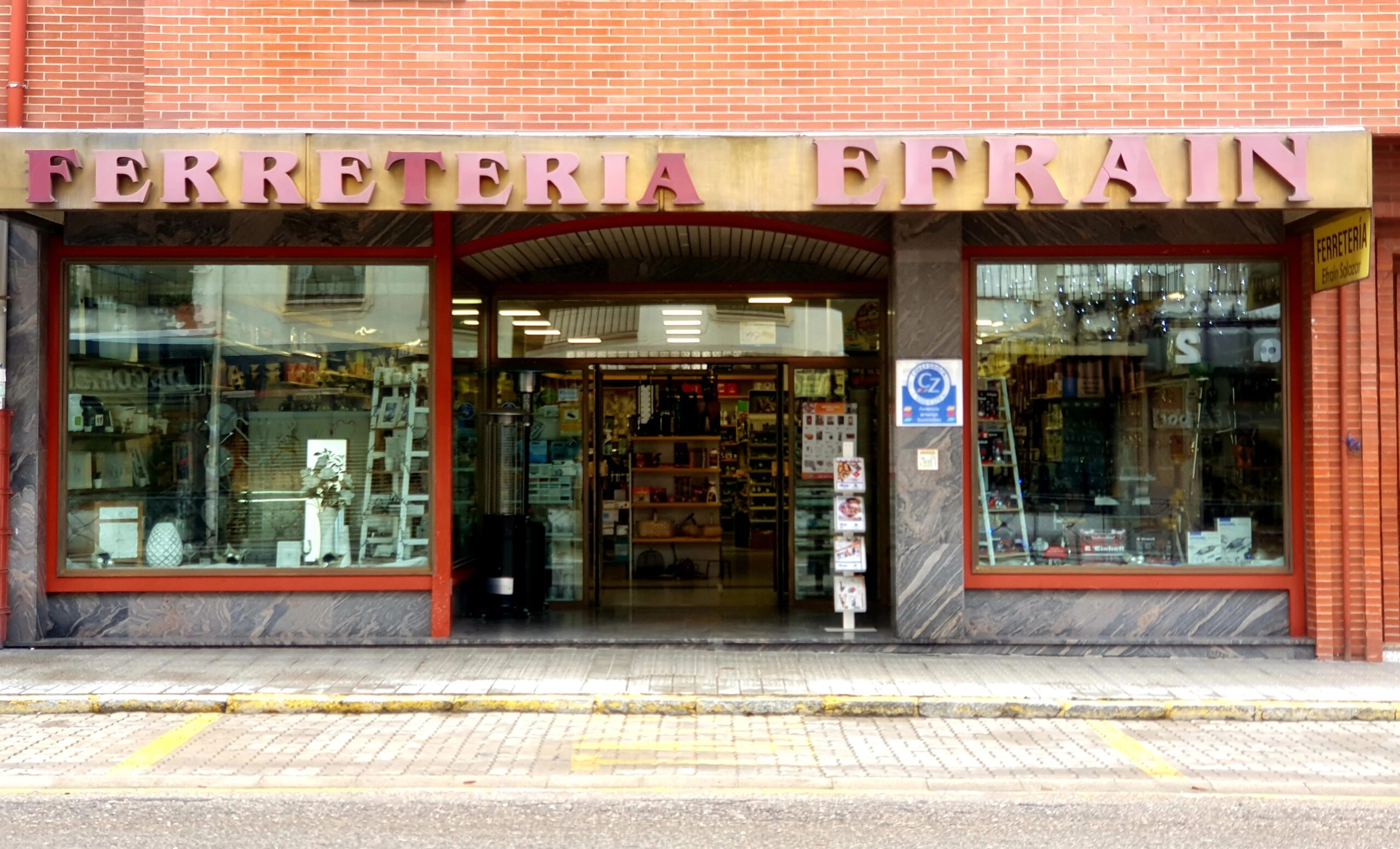 Saneamientos y Ferretería Efraín Salazar S.L.