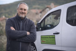 Christian y su furgoneta de Soluciones Rurales para obra nueva, reparaciones y mantenimiento en general