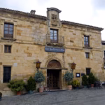 Hotel Tres Coronas de Silos - fachada